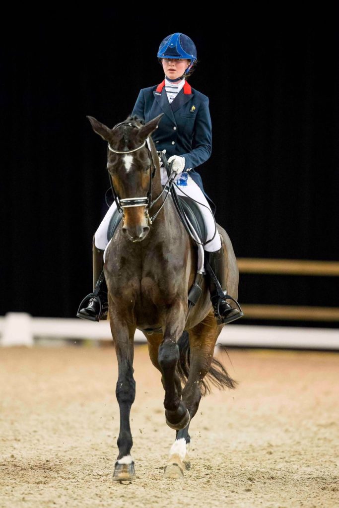 Cavalière sur un carré de dressage avec casque Antarès