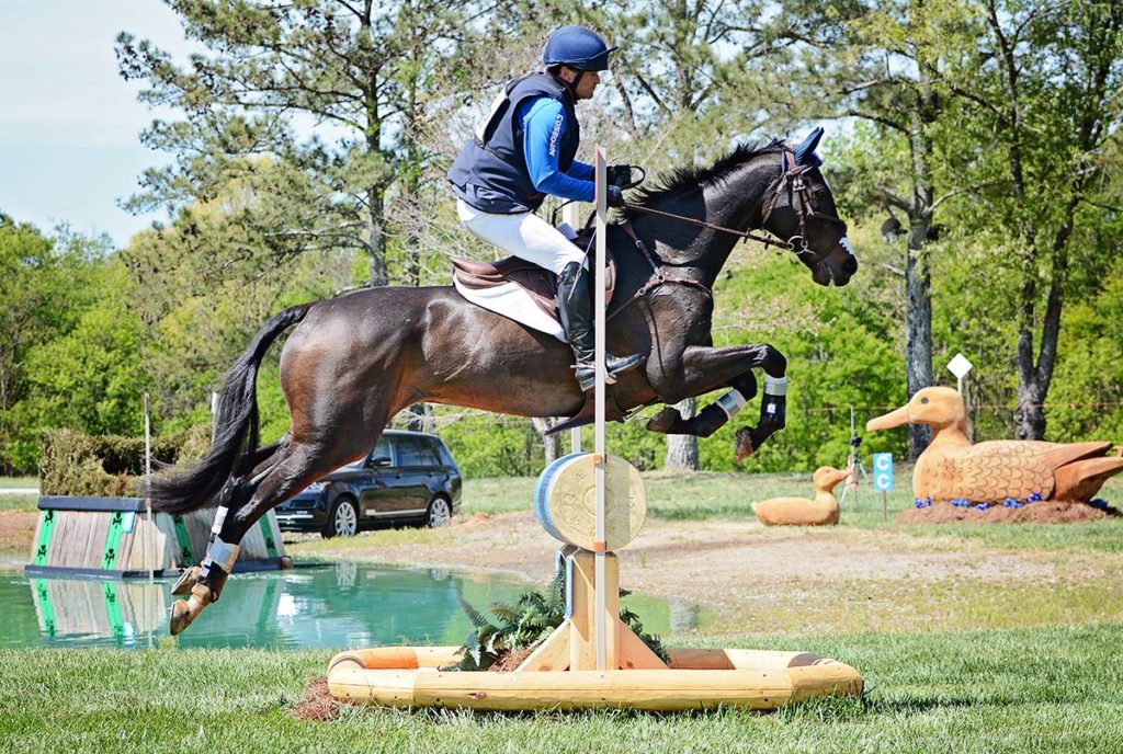 Phillip Duton sur le cross avec équipement Antares sellier