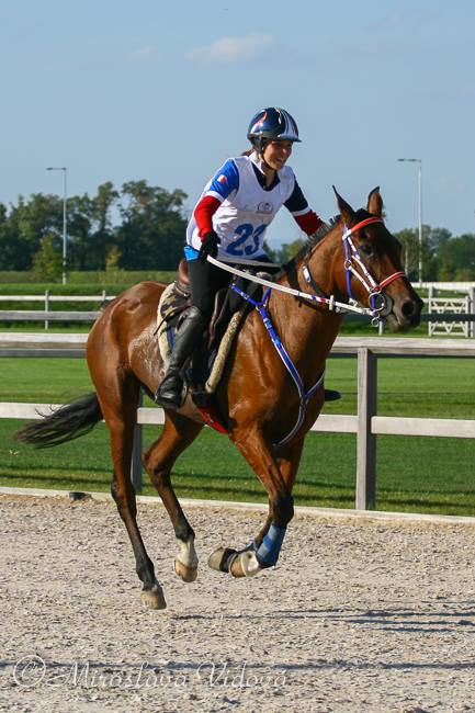 Nina Lissarague en endurance avec équipement Antarès Sellier
