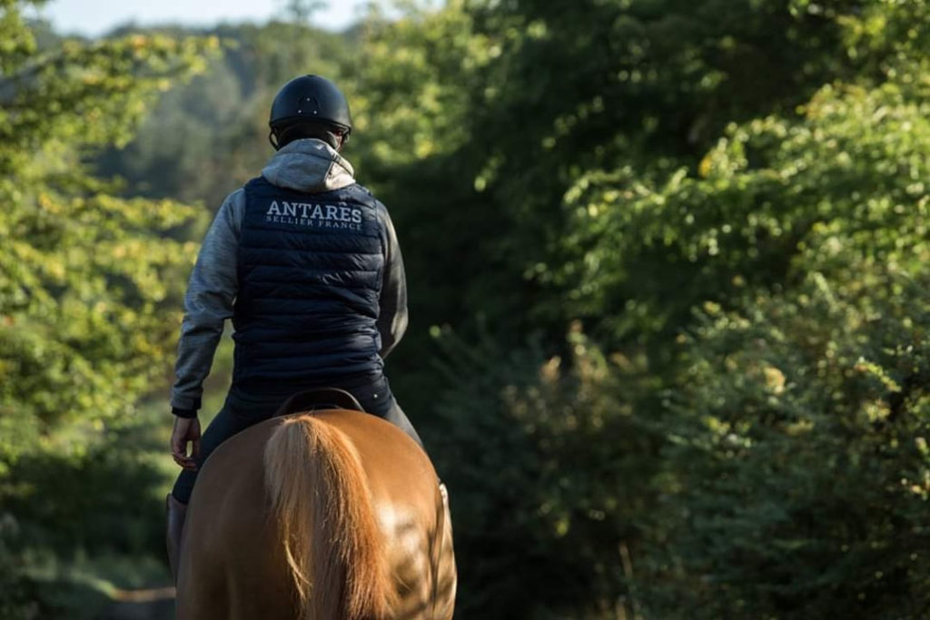 Cavalier en extérieur avec équipement Antarès