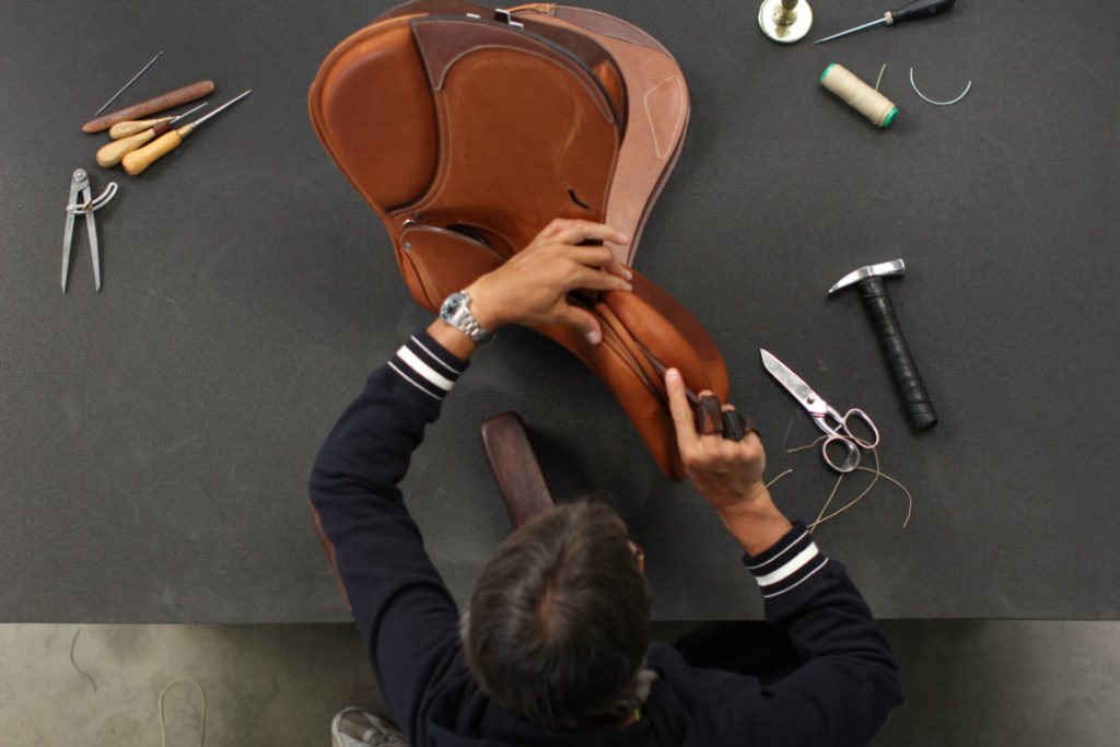 Etapes de fabrication d'une selle sur-mesure d'équitation en cuir faites en France
