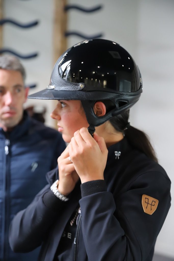 Essayage d'un casque Antarès Sellier