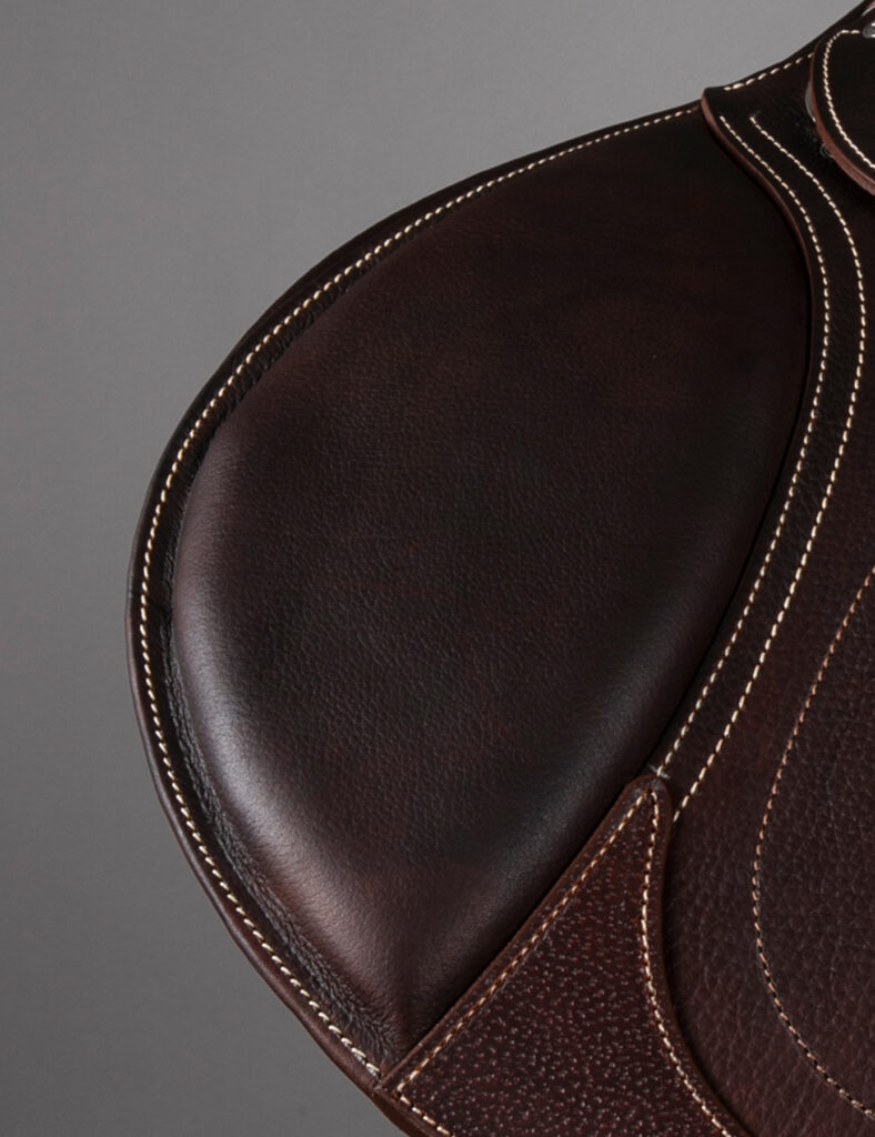 Pièces en cuir d'une selle double quartier d'équitation