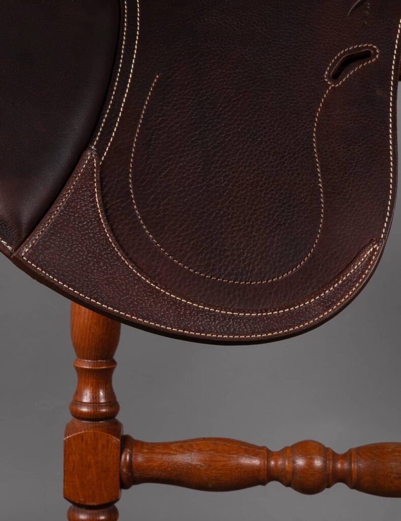 Pièces en cuir d'une selle double quartier d'équitation