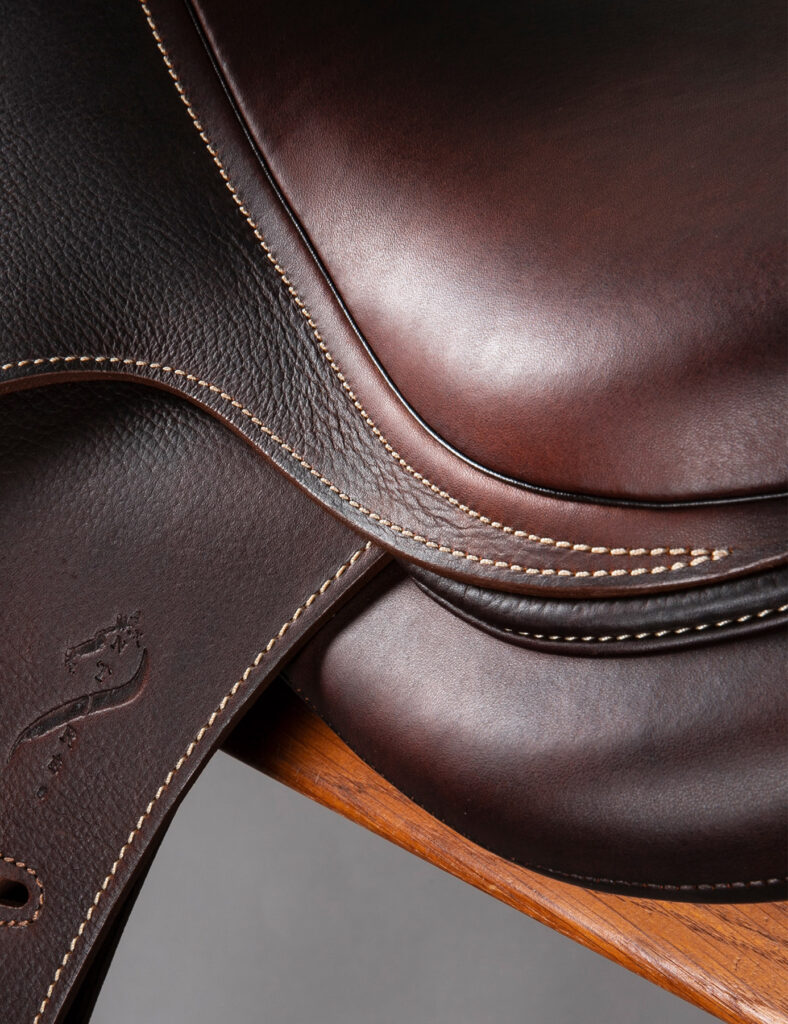 Pièces en cuir d'une selle double quartier d'équitation