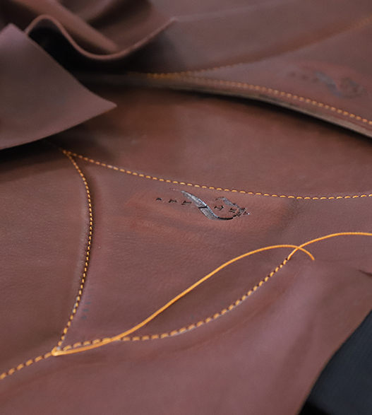 Pièces de cuir d'une selle d'équitation sur mesure pour le cheval et le cavalier