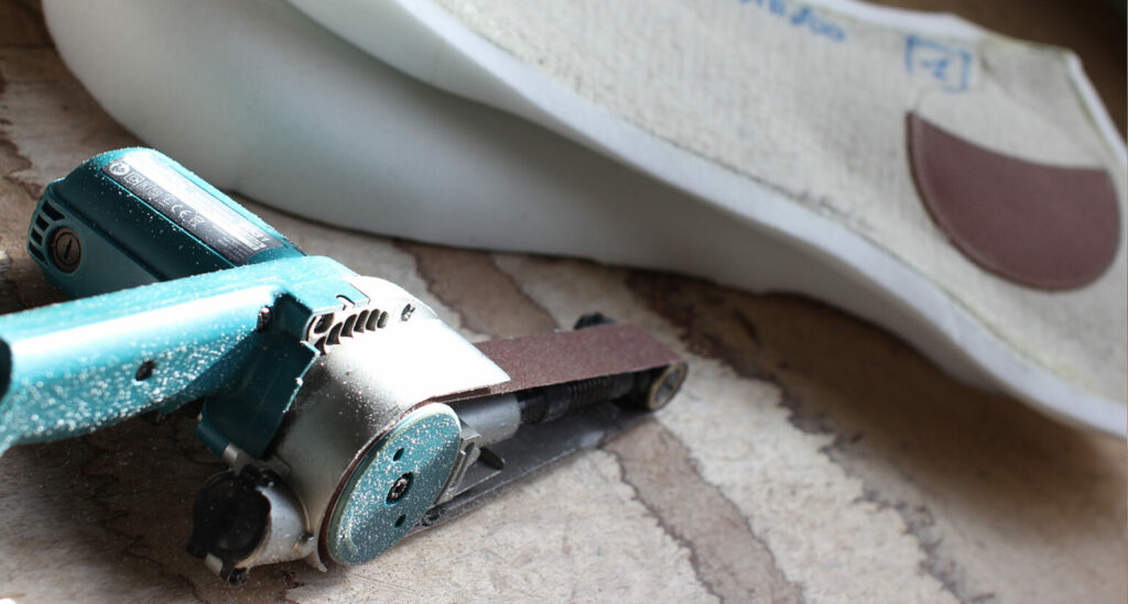 Sanding is a technical procedure that tailors the saddle to the exact shape of the horse’s back.
