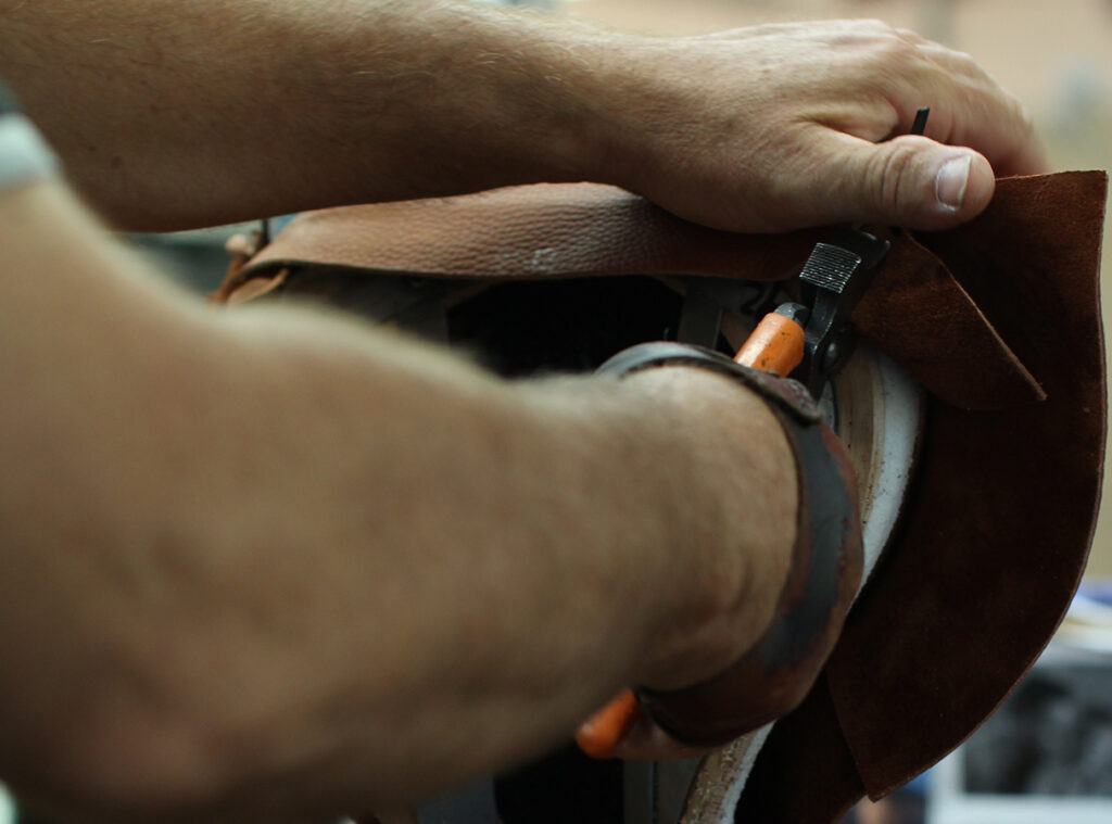 The saddle leather is permanently attached to the tree.