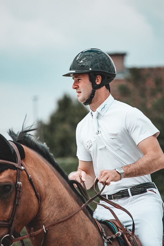 Le casque d'équitation Antarès offre au cavalier un niveau de garantie élevé lorsqu'il monte à cheval.
