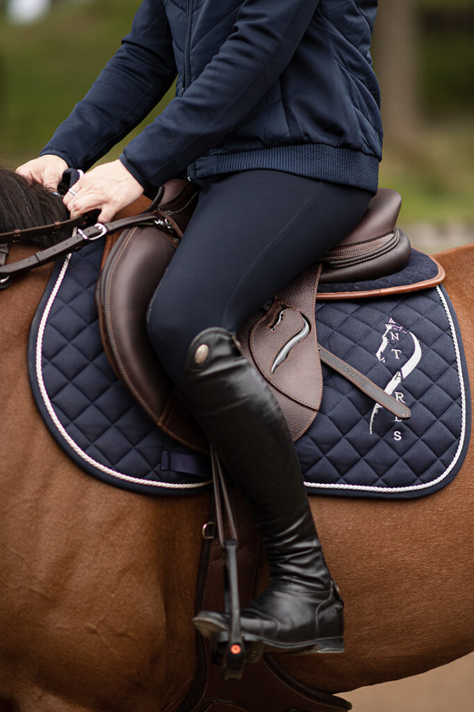 Bien positionner votre selle sur le dos de votre cheval peut faire toute la différence dans son confort et sa performance.