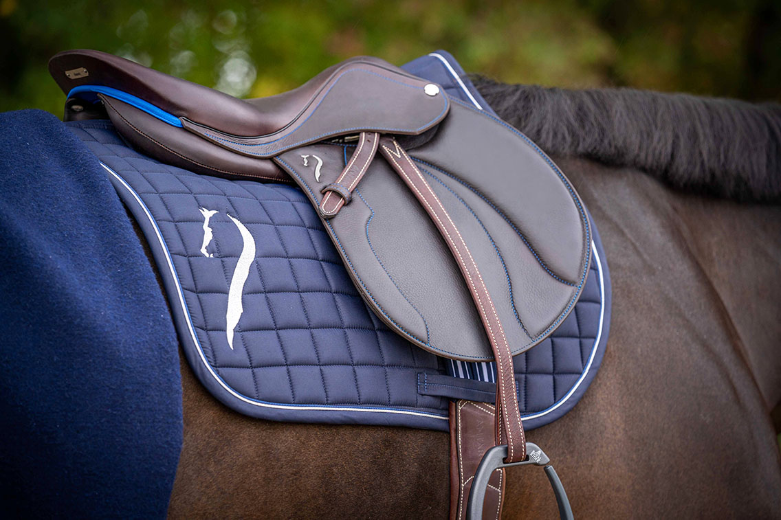 Dotée d’un siège plat permettant au cavalier d’avoir plus de contact avec le cheval, la selle d'équitation Extra Contact offre également une grande mobilité dans sa position pour une expérience inégalée.