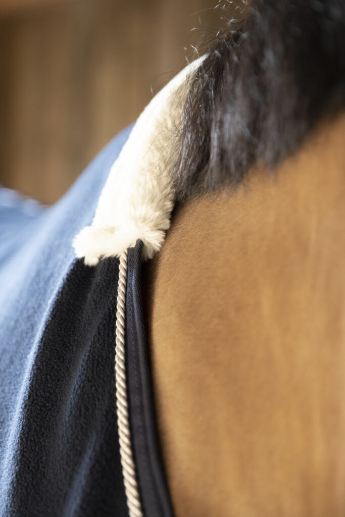 couverture polaire avec matelassure en laine au garrot