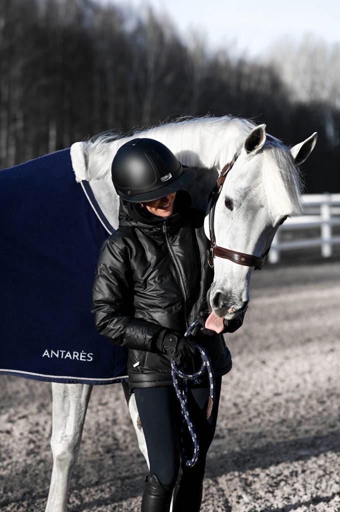 Cavalière et son cheval en look Antarès